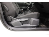 フロントシートは上下アジャスターで運転手に合わせた調整が可能です。