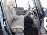 フロントシートはベンチシートです、運転席と助手席の移動が簡単です。真ん中にはアームレストも装備されています! また運転席シートの高さも調整できます。