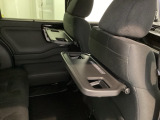 運転席・助手席の背もたれには、2列目シート用にカップホルダー付きの「格納式のシートバックテーブル」を装備しています。休憩時のちょっとした時間などカップを置いたり、小物置きに使えて便利です。
