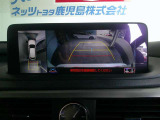 パノラミックビューモニター付きで車両を上から見たような映像をディスプレイオーディオ画面に表示