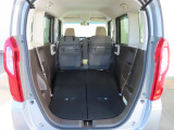 簡単な操作により、シートを倒して荷室の容量を増やすことが可能です!急な大きい荷物も楽々出し入れできます(*^^*)