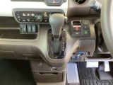 足元スッキリ、インパネシフトです。パーキングブレーキは電子制御パーキングブレーキタイプなので、運転席と助手席の間がスッキリしています。