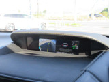 マルチファンクションディスプレイに、サイドカメラを通して、死角になる左フェンダー下付近が映し出されますので安心です。細い道路を走行するときに、大活躍。脱輪や大事な愛車に傷をつけることなく走行が可能。