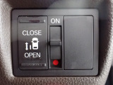 運転席からもスライドドアをボタン操作でスピーディーに開閉できます!またスマートキーでも操作できるので便利です。