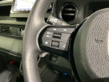 ステアリングにオーディオ操作スイッチが付いています。オーディオ画面に直接タッチしなくても操作が出来ますので、運転に集中できます。