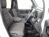 運転席、助手席ともに広々しています。また足元の広さだけでは無く、シートも大きめにしていますので体をしっかりと支え、長時間運転でも疲れが出にくい設計にしています。