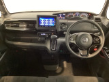 車内は光触媒抗菌消臭施工済です。スタイリッシュなデザインでスポーティなインパネ周りを演出します。グローブボックスやカップホルダーのほかにトレーなどたくさんの収納スペースが付いています。