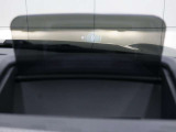 ヘッドアップ・ディスプレイ :現在の車速やナビゲーション・システムによるルート案内の矢印表示など、さまざまな情報をフロント・ウインドーに投影することで、ドライバーの視界内に表示します。
