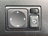 【電動格納ミラー】サイドミラーは電動格納式となっており、狭い駐車場でもキズがつくリスクを抑えられます。