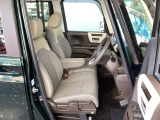 フロント広々、ベンチシートの運転席は、ハイトアジャスターが付いているので、快適にドライブができます。ハンドルはチルトステアリングで、ハンドル位置を上下に調節できます。