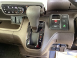 シフトはインパネシフト、パーキングブレーキは電子制御となっています。