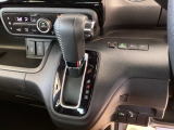 自然に手が届き、操作性の良いインパネシフトに、パーキングブレーキは、フットブレーキタイプなので、運転席と助手席の間はすっきりしています。