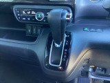 自然に手が届き、操作性の良いインパネシフトに、パーキングブレーキは、フットブレーキタイプなので、運転席と助手席の間はすっきりしています。