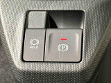 指先だけで簡単に操作が可能な電動パーキングブレーキを採用。「HOLD」スイッチを押すと、渋滞や信号待ちなどでブレーキペダルから足を離しても、ブレーキを保持するので安心です