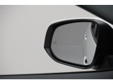 隣車線を走る車両をレーダーで検知し、ドアミラーでは確認しにくい後側方エリアに存在する車両に加え、急接近してくる車両も検知します。車両を検知するとドアミラーに搭載されたLEDインジケーターが点灯します。