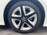 【純正アルミホイール】外観にマッチした純正アルミホイールを装着しております。各種社外アルミホイールや、スタッドレスタイヤも取扱いしております。是非ご相談ください♪