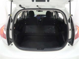 後席シートを倒せばさらに荷物が積めます。