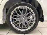 【純正アルミホイール】外観にマッチした純正アルミホイールを装着しております。各種社外アルミホイールや、スタッドレスタイヤも取扱いしております。是非ご相談ください♪