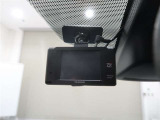 運転記録を残すドライブレコーダー。リアカメラ付きで後方録画もできます。