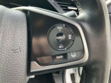 アダプティブクルーズコントロール機能付きです。走行中に先行車の様子を検知しながら、設定した車速の範囲内で先行車との距離のキープを支援します。詳細は販売店スタッフまでおたずねください。