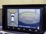 パノラミックビューモニターを装備。駐車場や交差点でクルマを真上から見るように周囲を確認できます。機能の詳細は販売店スタッフまでおたずねください。
