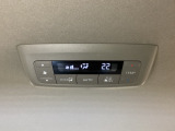 ルーフ中央にエアコン操作パネルがついていますので、2列目・3列目にお乗りの方も快適に過ごせます。