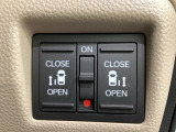 リアドアは乗り降りに便利な両側電動スライドドアです。また運転席に座っていながらスイッチ操作で自在にスライドドアを開け閉めできます。
