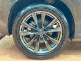 【グレード専用純正20インチアルミホイール】デザイン性の高い純正アルミホイールを装着しております。各種社外アルミホイールや、スタッドレスタイヤも取扱いしております。是非ご相談ください♪