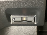ハンドルの左下にETCがついています。高速道路の料金所の通過も楽々です。 カードの取り出しもしやすい場所についています。