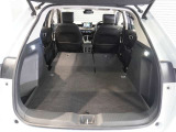 【トランクスルー機構】後席を前に倒してトランクルームとつなげ、長尺物の収納を可能にするトランクスルー機構も備えています。