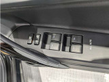 パワーウィンドウのスイッチですよ。 運転席に居ながら窓を開け閉めのコントロールできますよ。 ロック機能で、子供がイタズラして窓を開けるという事も無くなりますよ。