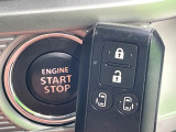 【キーレススタートシステム】カバンやポケットに入れたままでもドアの施錠・解錠が可能なスマートキーを装備。エンジンのオン・オフ時もカギを取り出す必要が無いからとっても便利です♪