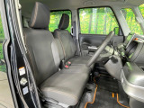 運転席まわりには十分なスペースがあり、大柄な方でもゆったり運転していただける環境です。