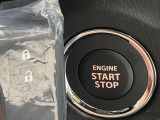【キーレススタートシステム】カバンやポケットに入れたままでもドアの施錠・解錠が可能なスマートキーを装備。エンジンのオン・オフ時もカギを取り出す必要が無いからとっても便利です♪