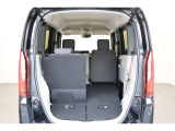 簡単に収納できる後部座席!大空間が出現します!シートアレンジが多彩な点も特徴です!レジャー用品も積み込めます!