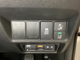 Hondaセンシング用の、VSA(ABS+TCS+横滑り抑制)解除と路外逸脱抑制機能のオンオフスイッチなどはハンドルの右側に装備しています。