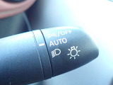 オートライト機能が装備されており暗い場所に入ると車両が検知しライトのON・OFFを自動的に切り替えてくれますので非常に便利な装備です♪