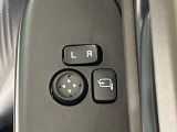 【電動格納ミラー】サイドミラーは電動格納式となっており、狭い駐車場でもキズがつくリスクを抑えられます。