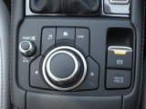 マツダコネクトを操作するコマンダーコントロールです。運転中に自然と手の触れる位置に配置されています。