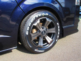 足元には人気のオリジナルカラーアーバングランデ17インチを装着!アルミ・タイヤは新品装着ですよっ♪