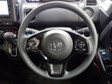 ハンドル左側にはオーディオ操作が出来るオーディオリモートコントロールスイッチ、右側にはHonda SENSINGとオートクルーズコントロールのスイッチを装備!