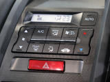 フルオートエアコンが装備されています!お好みの温度設定をするだけでエアコンの風量やモードの切り替えを自動でコントロールしてくれます!ユーザーの操作が少なく燃費走行にもつながります!