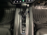 CVT車のセレクトレバーです。低速から高速まで、変速ショックのないスムーズな走りと、エンジン効率のよい領域を維持して燃費にも貢献します。サイドブレーキはスイッチ操作の電子制御パーキングブレーキです。
