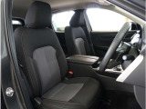 【清潔感のある運転席&助手席】隅々までクリーニングの行き届いた運転席&助手席。目立ったシミや汚れ等もございません。快適なドライブをどうぞ。
