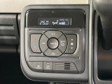 【オートエアコン】一度お好みの温度に設定すれば、車内の温度を検知し風量や温度を自動で調整。暑い&hellip;寒い&hellip;と何度もスイッチ操作をする必要はありません。快適な車内空間には必須の機能ですね♪
