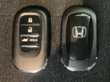 スマートキーを装備しています。鍵を差し込むことなくドアロックの開け閉めと、スタートボタン操作でのエンジンスタートができます。ボタン操作でトランクが開けられる電動テールゲートのボタンもついています。