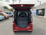 バックドアは上開き跳ね上げ式で、開口も広め!スムーズな荷物の出し入れでアウトドアも楽しくなりそう♪
