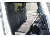 運転席・助手席はベンチシートになっております!運転席と助手席の間をスムーズに移動できます♪