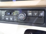 フルオートエアコンが装備されています!お好みの温度設定をするだけでエアコンの風量やモードの切り替えを自動でコントロールしてくれます!ユーザーの操作が少なく燃費走行にもつながります!