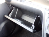 収納たっぷりグローブボックス。